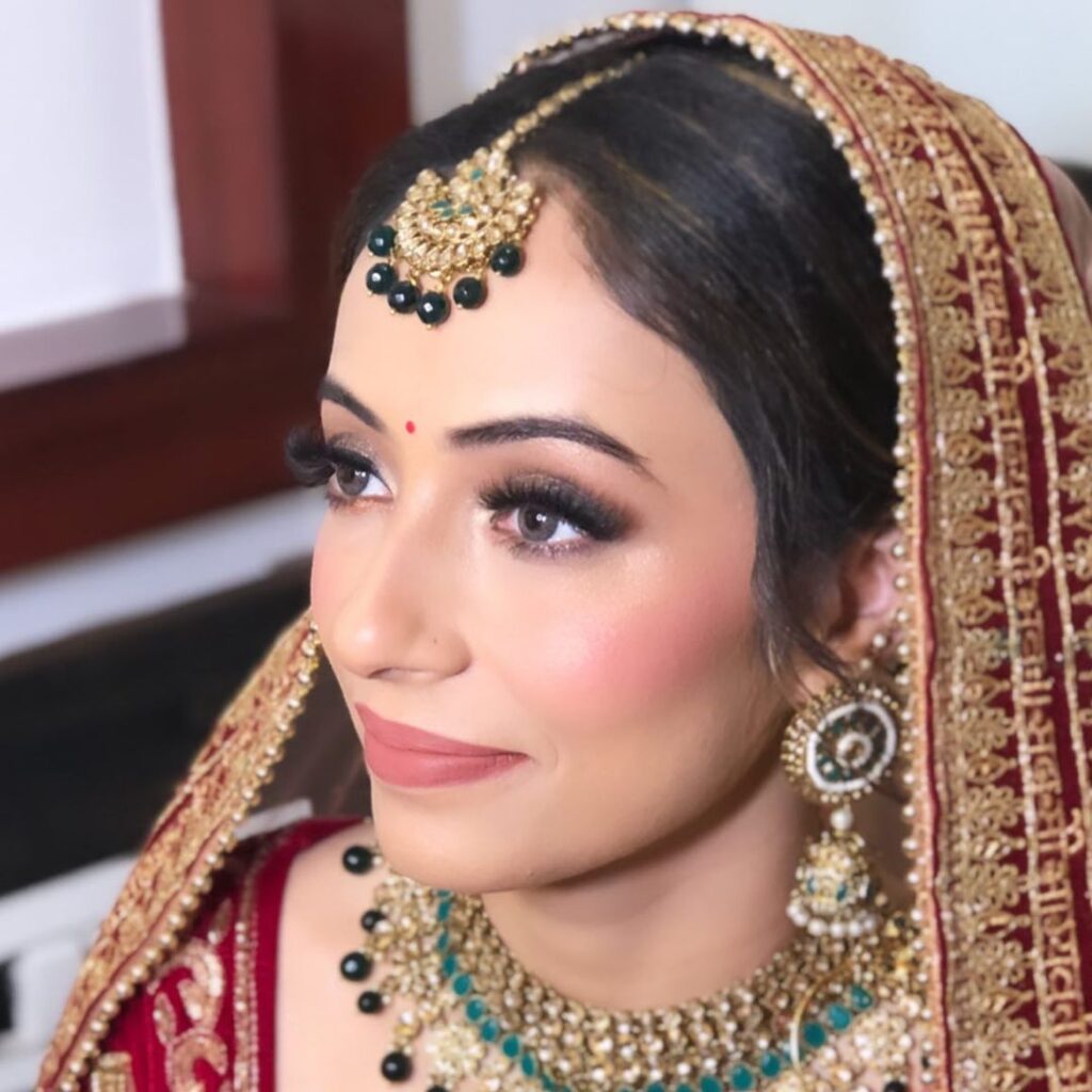 Aarti Makker top makeup artists in delhi