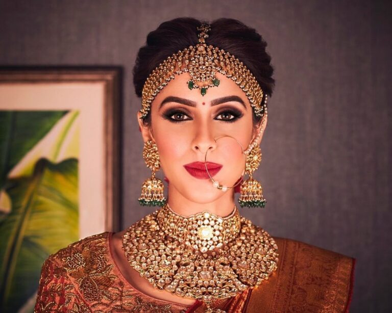 آرایش هندی برای عروسی؛ ابروهای پُر و چشم‌های برجسته