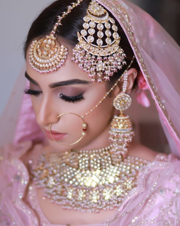 آرایش هندی برای عروسی؛ ابروی حجیم و لب صورتی شیشه‌ای