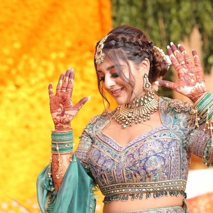 50 trending hairstyles for brides to enliven their mehendi look