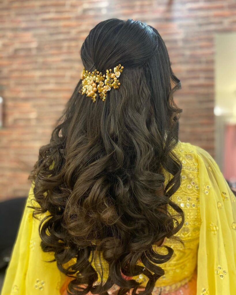 Mehendi Hairstyle For Bride's Sister