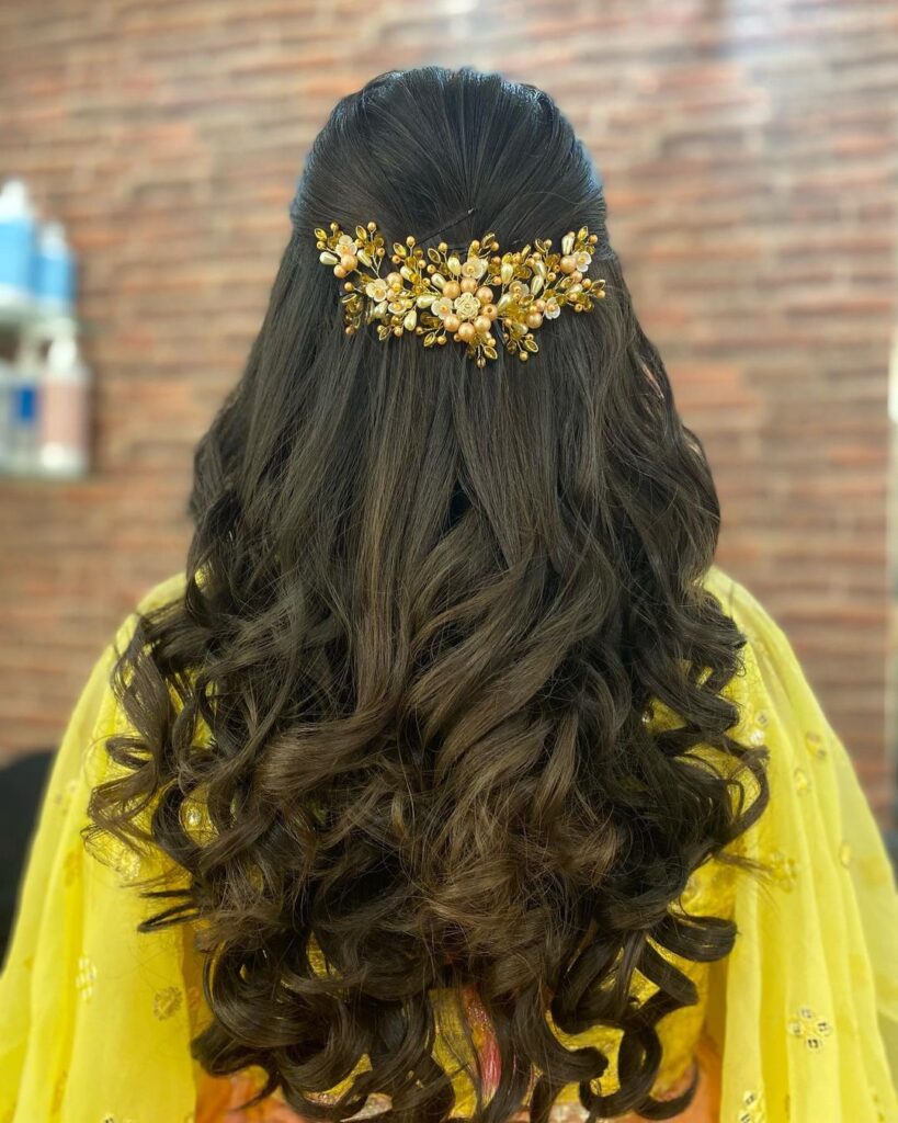 Mehendi Hairstyle For Bride's Sister