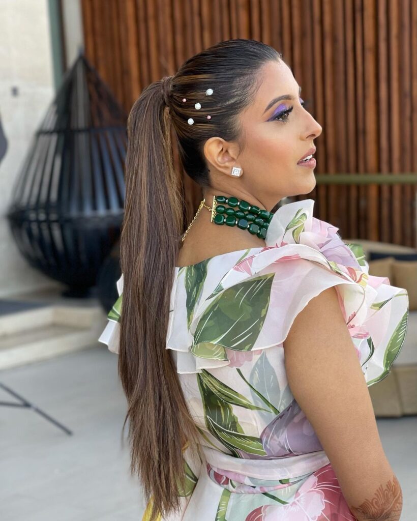 Stylish Mehendi hairdo