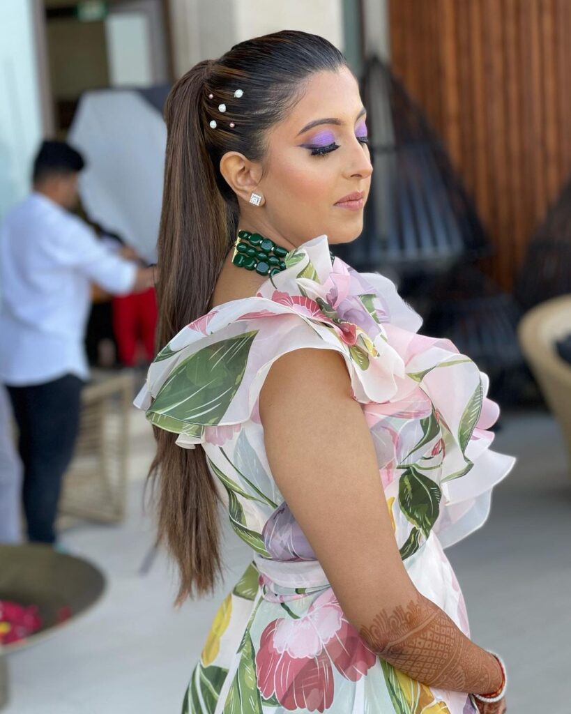 Stylish Mehendi hairdo