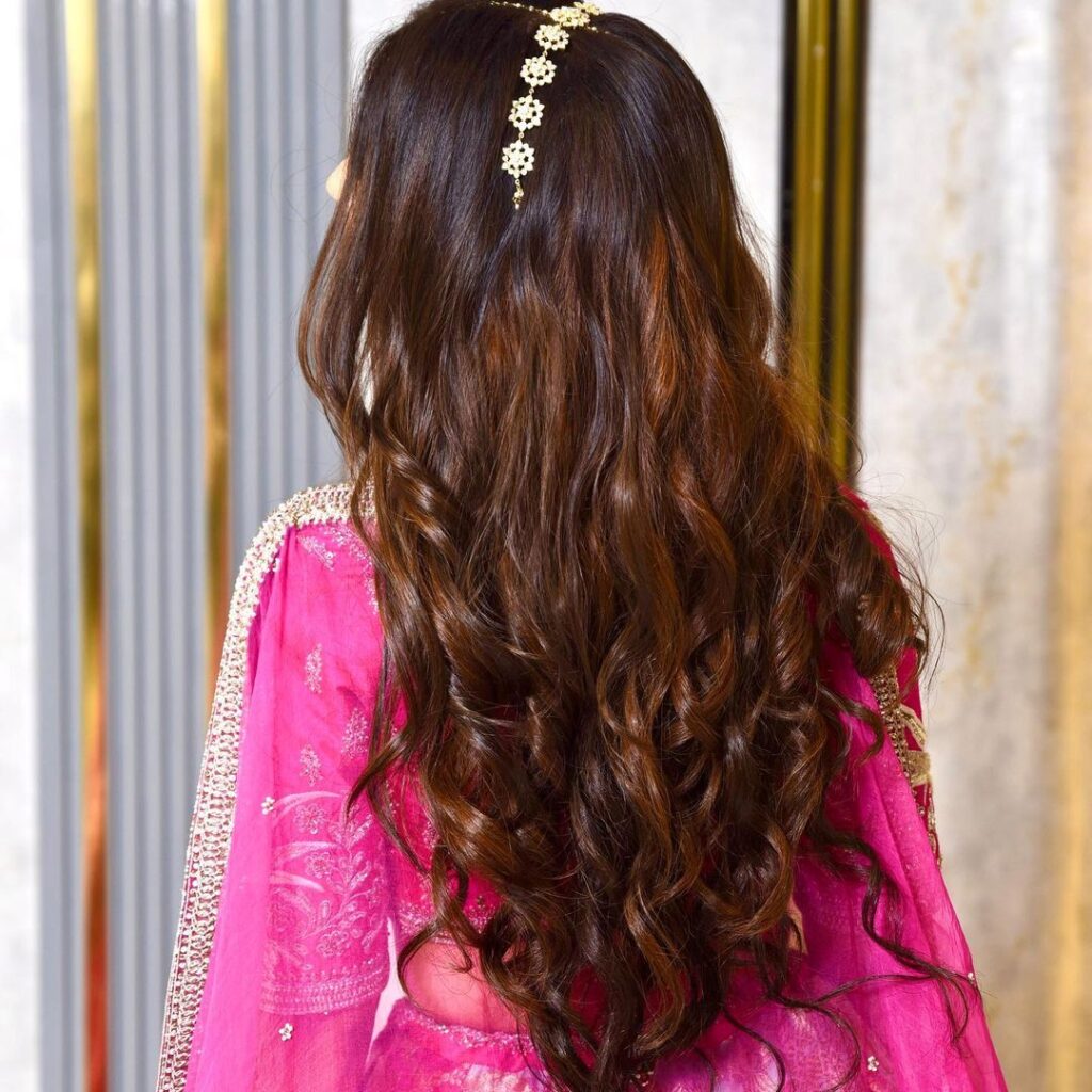 Mehendi Hairstyle For Sister