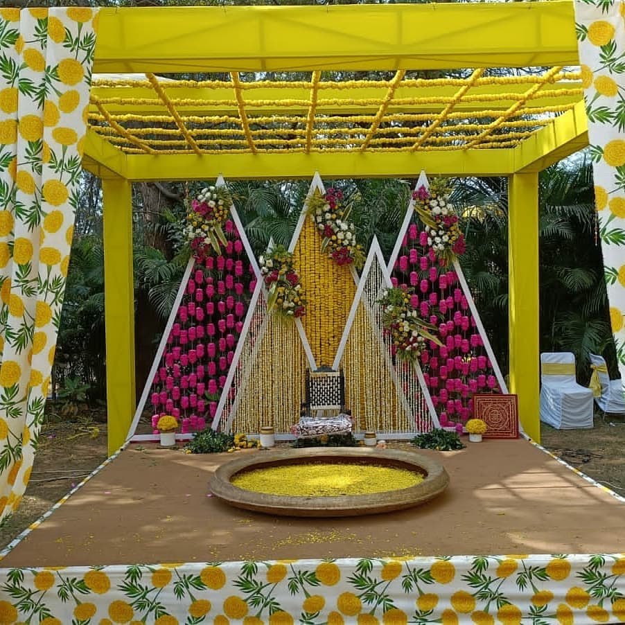 DIY Budget haldi decoration ideas. Check out how to DIY haldi decoration  entrance arch all by yourself..It's totally easy and looks amazinggggggg  So... | By Band Baja Weddings | Facebook