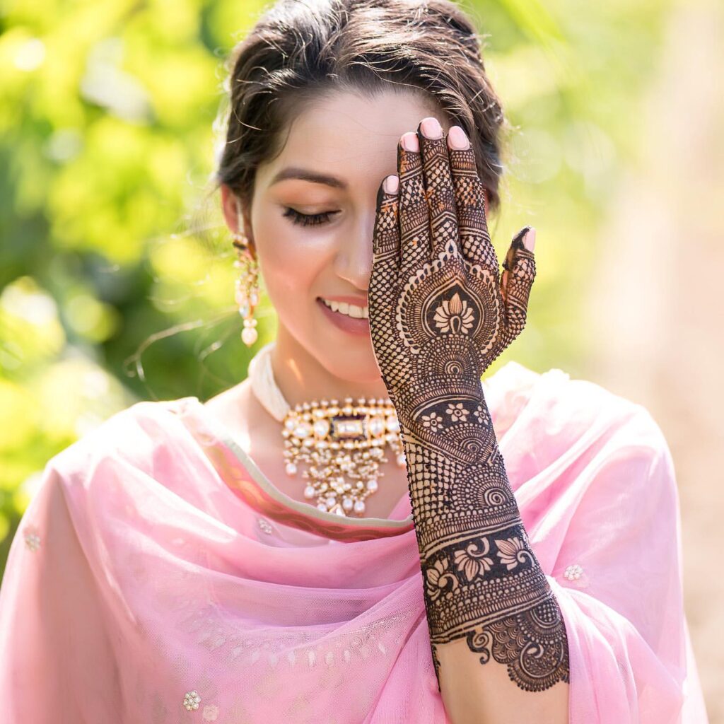 Pin by Vidushi Rathore on Bride World | Indian bride photography poses,  Bride photos poses, Bridal mehendi designs