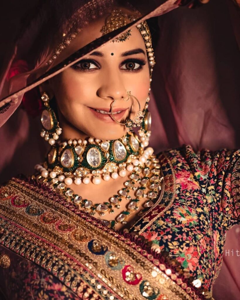 Bridal Poses With Dupatta