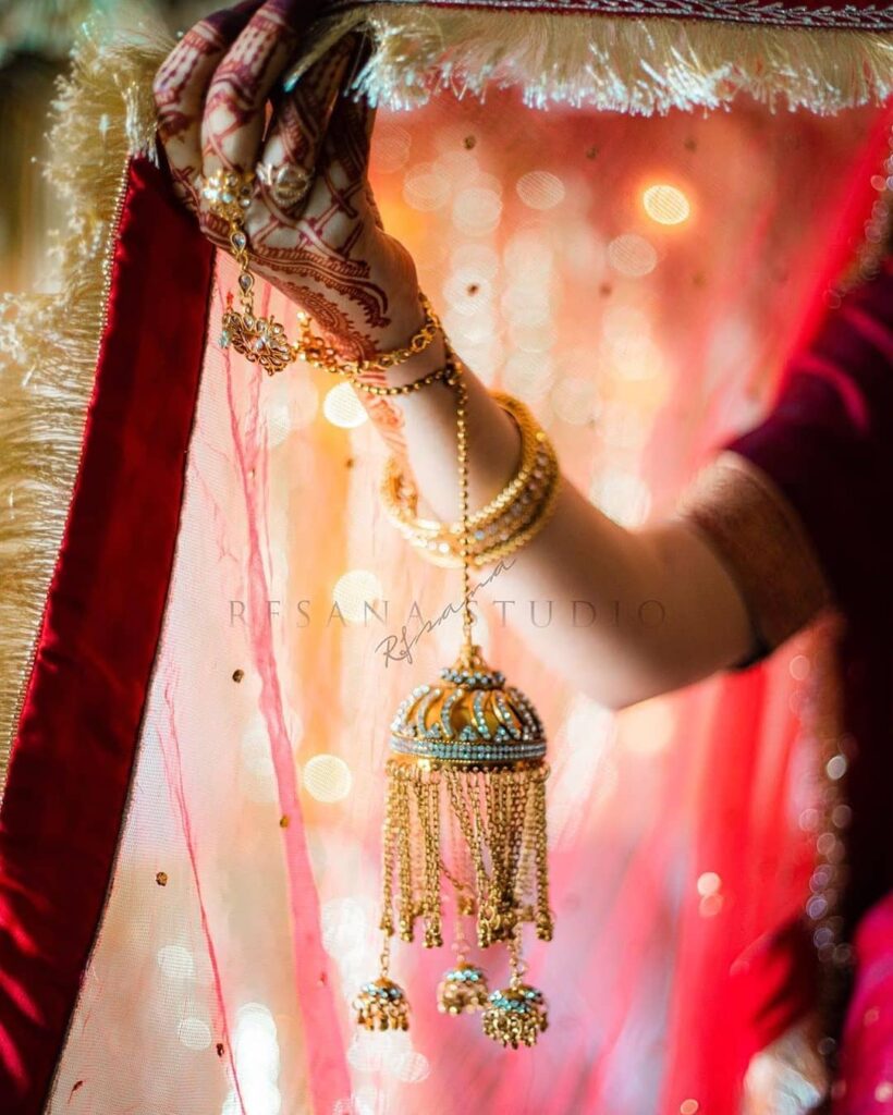 Bridal Poses With Dupatta