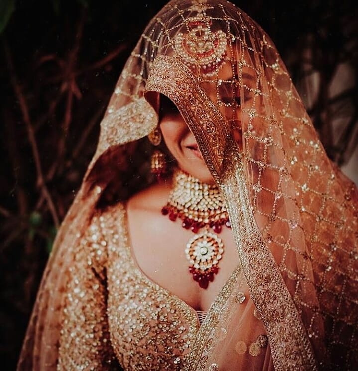 Bridal Poses With Dupatta