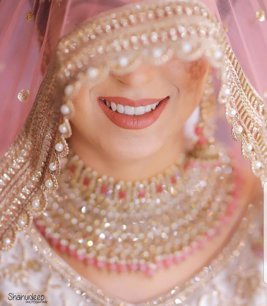 Bridal Poses With Dupatta