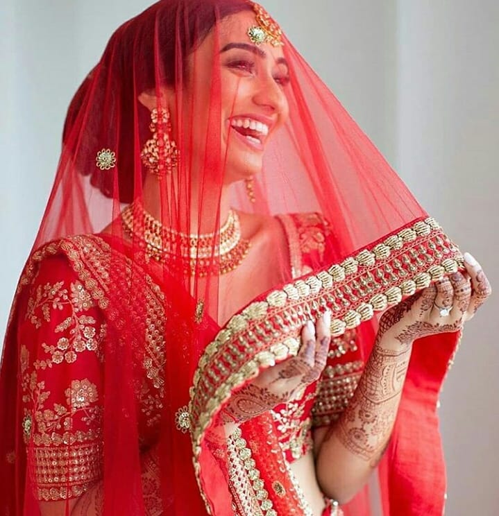 Bridal Poses With Dupatta