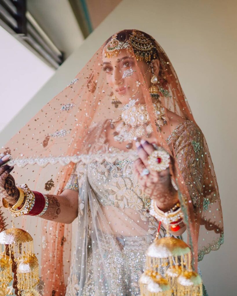 Bridal Poses With Dupatta