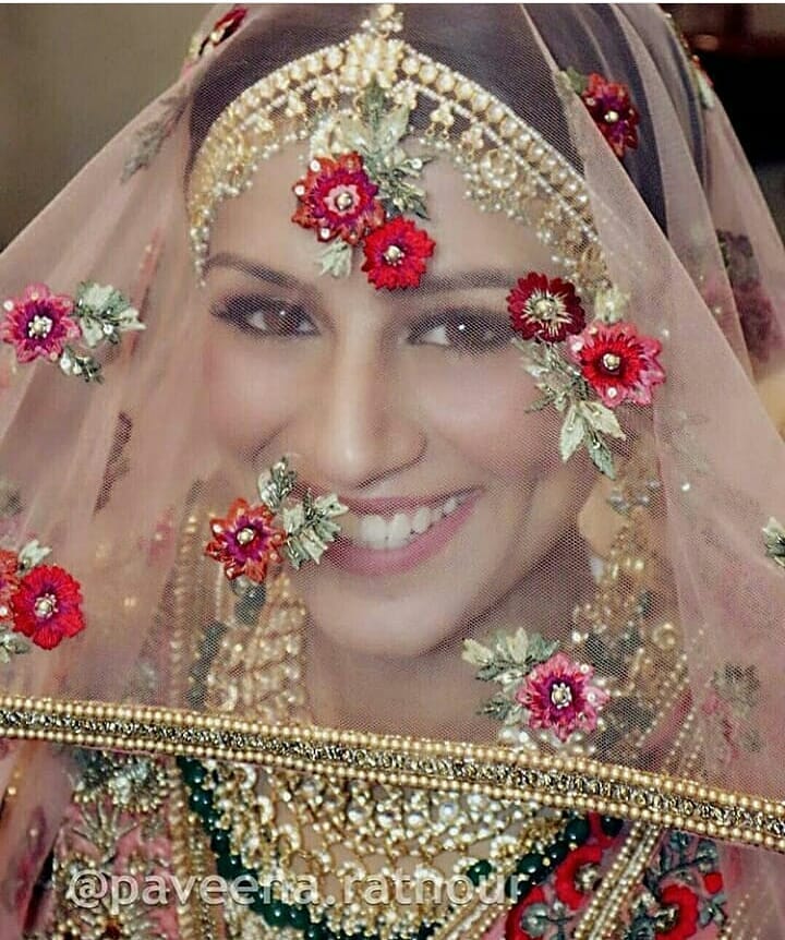 Bridal Poses With Dupatta