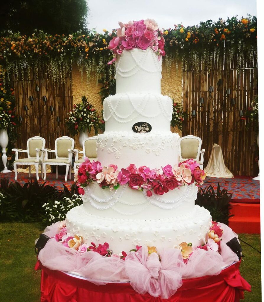 Wedding Cake With Pearls