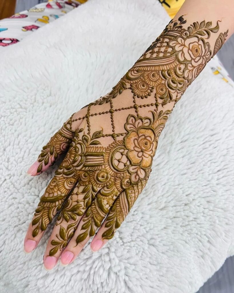 Small Mehndi Design For Back Hand